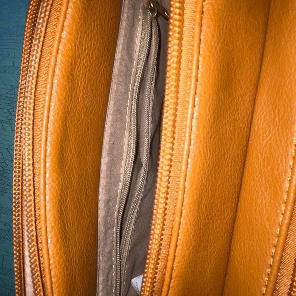 Tan cross-body purse with stylish tassels and many organizing compartments NEW - Picture 9 of 15